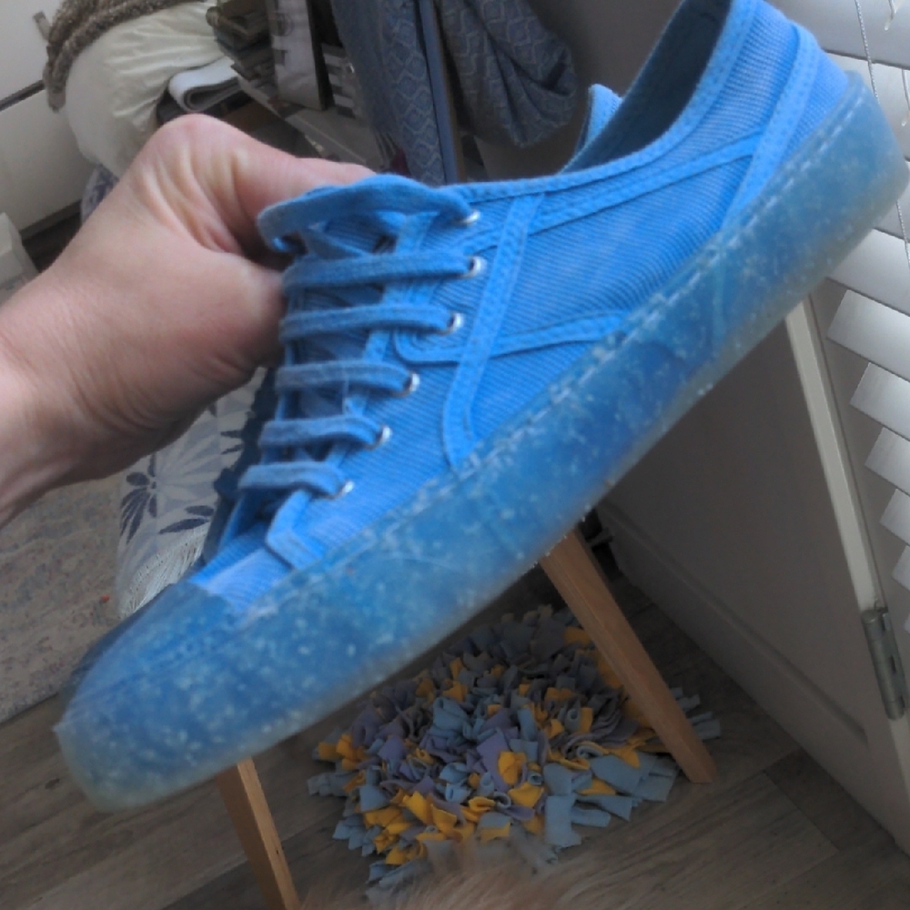 Like New Casual Women's Sneakers - Picture 6 of 13